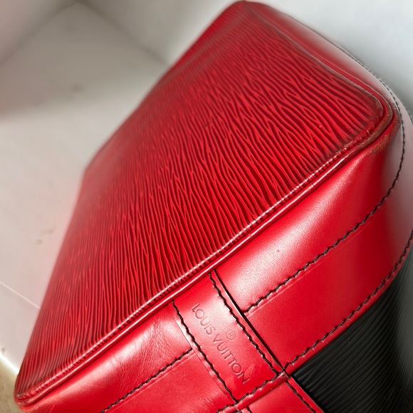 AUTHENTIC LOUIS VUITTON ÉPI NOE BI-COLOUR LEATHER SHOULDER BAG. - Picture 11 of 15